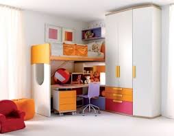 Das hochbett schafft einen schlafplatz oben, darunter kannst du den schreibtisch oder ein sofa platzieren. Sparen Sie Platz Im Kinderzimmer Ideen Fur Hochbett Mit Schreibtisch