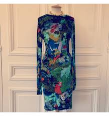 La robe fourreau est une robe d'inspiration vintage, avec des manches bouffantes élastiquées et un décolleté en cœur, avec des plis centraux et des boutons au niveau du buste. Robe Kenzo Vintage Ts 1 Rosemarket Vintage