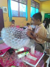 Terus kamu bisa lebih hemat deh karena bikin sendiri. Mencoba Kreasi Lampion Dari Bahan Gelas Plastik Bekas Sdn 7 Kampungdalem