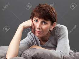 Penetre moi tout de suite je suis trop excitee !! Belle Femme Mure Sourire Se Detendre Sur Son Lit Avec La Main Sur Les Joues En Pensant A Etre Pose Portant Pull Gris Banque D Images Et Photos Libres De Droits Image 46938223