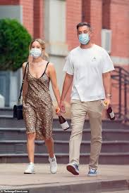 J law, maroney was a success in his own. Jennifer Lawrence Seen For The First Time In Six Months Grabbing Wine With Husband Cooke Maroney Aktuelle Boulevard Nachrichten Und Fotogalerien Zu Stars Sternchen
