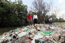 Hal ini menyebabkan air tercemar dan tidak selamat digunakan. Bernama Sungai Temon Pula Dicemari Sampah Sarap Dan Sisa Binaan Akibat Aktiviti Pembuangan Haram