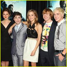 Arte do harry potter harry potter cast harry potter books harry potter love harry potter world hermione granger luna lovegood patronus ravenclaw hogwarts alumni. Harry Potter Cast Has Mini Reunion For The Holidays Bonnie Wright Emma Watson Evanna Lynch Harry Potter Matthew Lewis Tom Felton Just Jared Jr