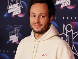 “Je rêverais qu'il soit…” : Vianney dévoile les valeurs qu'il aimerait  transmettre à son fils Edgar - Télé-Loisirs