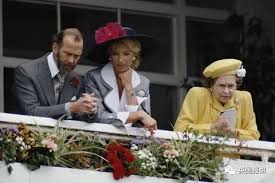 菲立普親王（prince philip）畢業於達特茅斯（dartmouth）海軍官校，是他那一屆最優秀的官校生，1939年投身英國皇家海軍。 他曾因在1941年希臘外海馬塔潘角海戰（battle of cape matapan）中的表現而受到表揚，當時他. è‹±çŽ‹å®¤æœ€åš£å¼ çŽ‹å¦ƒ æ€¼å¥³çŽ‹æ‰¹æˆ´å¦ƒæ­§è§†æ¢…æ ¹ åªæœ‰æˆ'æœ€é«˜è´µ æœ‰å§æ–°é—»