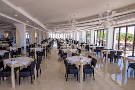 In centrul statiunii, pe plaja. Hotel Mera Onix Cap Aurora Top Class Tour