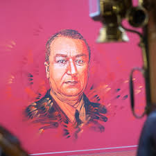 Vous les avez remarqués ? Le street-artiste C215 redonne un visage aux  grands noms qui ont fait l'histoire de l'automobile comme ici avec ce  portrait d'Ettore Bugatti ! © Culturespaces