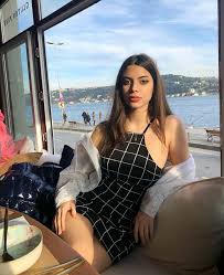 Bir buçuk aydır gözlerden uzak aşk yaşadığı kerim gönlünü kerim sabancı'ya kaptıran deren talu ve sevgilisi ilk kez görüntülendi. Derin Talu