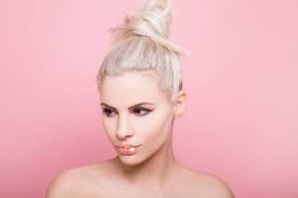 Metzker viki látványos vacsorával várja vendégeit, akik hajón érkeznek a nyuszilány otthonába. Metzker Viktoria