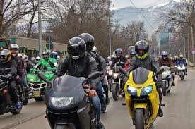 Ces 14 et 15 avril, la fédération française des motards en colère (ffmc) et l'association 40 millions d'automobilistes appellent les usagers de la route à venir manifester contre le passage de la limitation à 80km/h sur les routes secondaires. Manifestation De Motards Contre Les 80 Km H A Aix Un Automobiliste Fonce Dans Le Cortege Et Une Bagarre Eclate