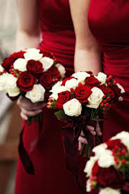 A chic red wedding bouquet of blooms and foliage is all you need for a stylish christmas wedding. A Festive Red White Wedding 1 Buques De Casamento Casamento Casamento Vermelho