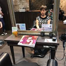 画像に含まれている可能性があるもの 3人 座ってる 複数の人 テーブル お洒落 ワーク ベリーショート 刈り上げ