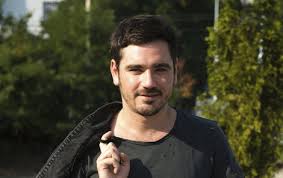 Záda má zpevněná korzetem, ale úsměv ho naštěstí neopustil 2 fotografie. Vojta Kotek Sel Do Sebe Radikalni Zmena Ahaonline Cz