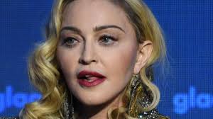 Madonna (63) ganz schön peinlich: Wie (sp)reizend! Queen of Pop macht es  überall | news.de