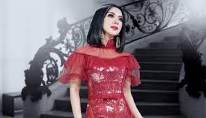 Berikut 7 meme kocak jambul syahrini. Usai Konser Jambul Khatulistiwa Syahrini Pamerkan Souvenir Tiket 25 Juta Bikin Ngiler Berita Selebritis
