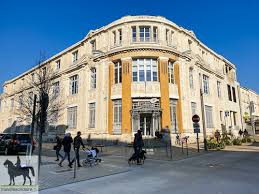 En plein centre ville de la roche sur yon, l'hôtel mercure possède 67 chambres design et chaleureuses. La Roche Sur Yon C Est Historique La Mairie Demenage Pour Devenir Hotel De Ville Et D Agglomeration Ma Ville Solidaire