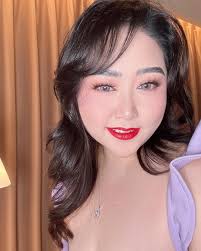 MOTD from our very demure MUA! Highlighting the magic of the season, one  face at a time. May your eyeliner be sharp and your holidays be sparklingly  bright! Merry Christmas, from our