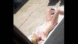 XXX Die Tochter meiner Nachbarn bräunt sich nackt im Garten mega Videos  shemale de