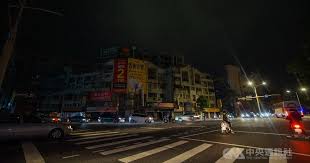 台電將全台限電用戶分為 a、b、c、d、e、f 共六個組別，遇到限電措施實施時即會分區輪流限電。 於計畫性分區供電對象，今晚就不會受到停電影響。 針對受到限電的一般用戶，台電將會有補償措施，計算方式為： Pvm05gakavxqbm