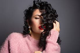 Torna alla ribalta in fatto di tagli capelli ricci il look wild spettinato, vivacizzato da una scalatura asimmetrica e in generale importante, in stile anni ’80. Immagini Ragazza Capelli Neri Trucco Capelli Ricci Acconciature