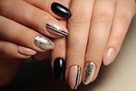 Finalmente están las uñas negras con piedritas que te pueden lucir espectaculares con fondos color nude. Diseno De Unas Negras Y Beige Con Abstraccion Fotos Retratos Imagenes Y Fotografia De Archivo Libres De Derecho Image 88497651