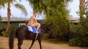 Vídeo: Locura total de McGregor: monta a caballo ¡desnudo! 
