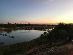 Mitunter wird er nach seiner englischen beziehcnung auch mit seiner länge von gut 2100 kilometern ist der oranje der zweitgrößte fluss in südafrika. Datei Oranje River Upington Jpg Reisefuhrer Auf Wikivoyage