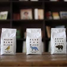 手紙舎による自家焙煎の珈琲豆が誕生しました みなさまへお届けするのは yellow bird blend 浅煎り blue fox blend 中煎り brown bear blend 深煎り の3種 パッケージの絵柄はイラストレ コーヒーのパッケージ パッケージデザイン コーヒー