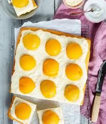 Mehl mit backpulver mischen und abwechselnd mit der buttermilch in 2 portionen kurz auf niedrigster stufe unterrühren. Pfirsich Buttermilch Kuchen Ohne Backen Simply Yummy