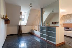 Die einzimmerwohnung oder das sogenannte studio stellt uns vor einer herausforderung, wenn es um privatsphäre im schlafzimmer kommt. Modernes Schlafzimmer Mit Raumteiler Und Ankleide Modern Nurnberg Von Traume Ideen Raum Geben