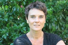 Dit is de schrijver van het boek : Isabelle Quinn. Isabelle Quinn is een  Française die sinds 1993 in Nederland woont. Ze volgende Nederlandse les en  het was een droom van haar