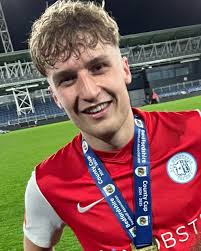 Congratulations to Ollie Spicer, who assisted a goal and won the  Bedfordshire FA Senior Cup with AFC Dunstable at Kenilworth Road last night  🏆 #OneSlough