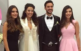 Pelin akil, 2014 yılında osman sınav ın yapımcılığını ve yönetmenliğini yaptığı milli i̇stihbarat teşkilatını konu alan kızıl elma adlı dizide. Pelin Akil Ve Anil Altan In Dugun Fotograflari