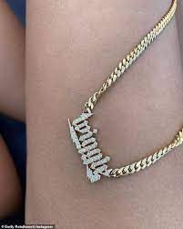 Christian pulisic, ethan horvath lead us soccer to huge win over mexico. Pregnant Emily Ratajkowski Shows Off Baby Bump In Beige Bikini Daily Mail Online