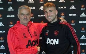 Luke paul hoare shaw (born 12 julie 1995) is a inglis profeesional fitbawer who plays as a defender for manchester united an the ingland naitional team.he primarily plays as a left back. Epl Luke Shaw Pens New Contract With Manchester United After Impressive Performances Soccer News India Tv
