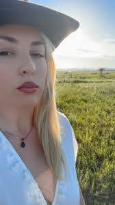 Mandy May's Instagram, Twitter & Facebook