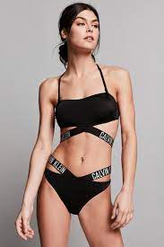 Pull calvin klein gris très bonne état mise a part petit trou au niveau épaule rien de bien méchant. Epingle Sur Swimwear