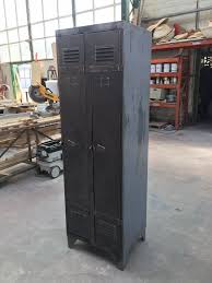 Etapes 2h30 Avant Decaper Le Meuble Entierement Coucher Le Meuble Couper Les Pieds A La Me Armoire Metallique Mobilier De Salon Meuble Tv Industriel