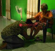 Basuh Kaki Ibu Setiap Jumat Pemuda Ini Yakin Kesuksesan Ditentukan Dari Doa Ibu