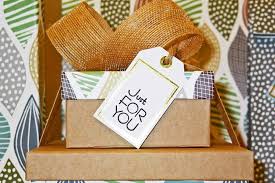 30 ide kado valentine yang tepat untuk para cowok. 15 Hadiah Anniversary Untuk Pacar Tersayang Berkesan