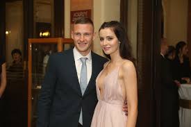 View the player profile of west ham united midfielder tomas soucek, including statistics and photos, on the official website of the premier league. Obrazem Fotbalove Hvezdy Vyrazily Pro Ceny I Se Svymi Puvabnymi Partnerkami Aktualne Cz