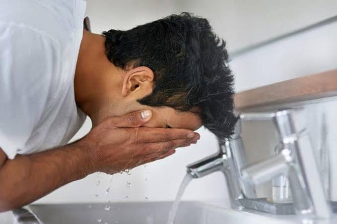 7 Cara Mencuci Muka yang Benar untuk Pria &bull; Hello Sehat