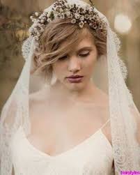 25 Short Hair Bridal Styles In 2020 Wedding Hair Accessories Vintage Wedding Hair And Makeup Flower Crown Veil