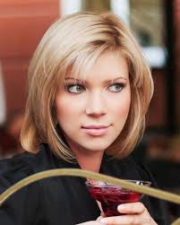 A great short bob haircut for oval face, this hairstyle has a slightly rounded cut that softens the overall look perfectly. Oval Face Layered Short Hairstyles For Fine Hair Novocom Top