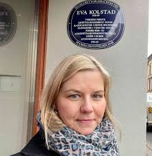 I dag er det 103 år siden Eva Kolstad (1918-1999) ble født. Eva ble Norges  første kvinnelige partileder da hun ble valgt til leder av Venstre i 1974,  og ble verdens første