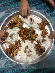 Saya masa kecil dahulu, biasa sahaja makan dengan hidangan dalam talam seperti ini. Mingguan Wanita Inspirasi Mak Mak Makan Dalam Talam Facebook