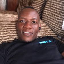 Brenda Nanyonjo omutegesi w'empaka za Miss Uganda avuddeyo ku butakkaanya  obwabaluseewo wakati wa Oliver Nakakande Nnalulungi wa Uganda aliko kati ne  Joan Lule omukozi ku Ttiivi agambibwa okulengezza n'okwagala okuttattana  ekitiibwa kya