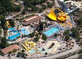 Le Plus Grand Parc Aquatique Residentiel De France Un Magnifique Parc Aquatique Dans Un Centre De Villegiatu Camping Parc Aquatique Camping Vacances Camping
