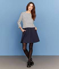 Dans l'air du temps mais toujours fidèles aux codes petit bateau, nos créations apportent un maximum de confort aux bébés et facilitent la vie des parents grâce à leur système d'ouverture pressionnée au dos. Langarmliges Kleid Fur Damen Smoking Coquille Petit Bateau