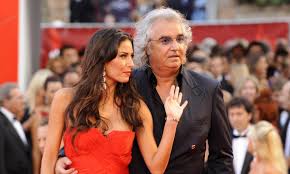 E le starebbe tentando tutte per far ritrovare il sorriso ad elisabetta, ufficialmente single dopo la fine della love story con l'imprenditore francesco bettuzzi, avvenuta circa un anno fa. Flavio Briatore Risponde Alle Accuse Ve Lo Dico Io Dov E Elisabetta Voce Di Napoli